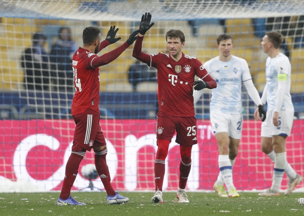 Bayern Munich nhân đôi cách biệt ở phút 40, Thomas Muller bỏ bóng tinh tế cho Kingsley Coman dứt điểm thành bàn.