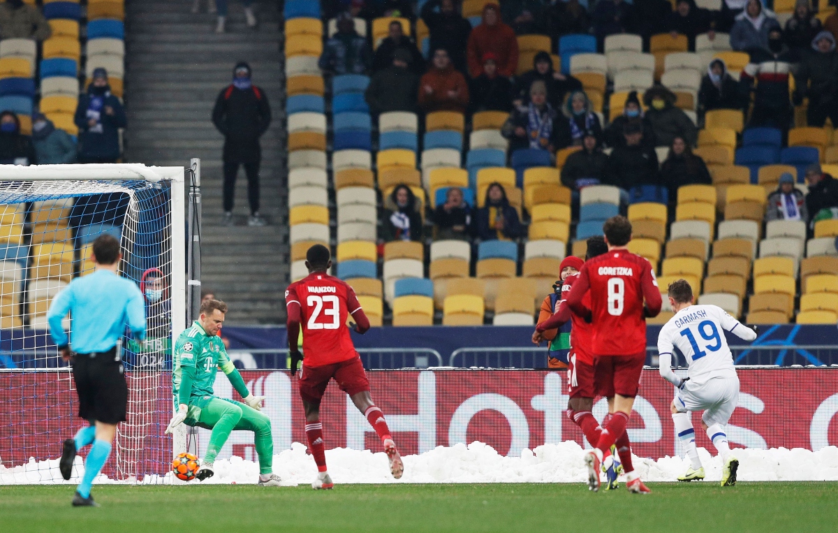 Sang hiệp 2, Dynamo Kyiv rút ngắn tỷ số xuống còn 1-2 nhờ công của tiền vệ Denys Harmash.