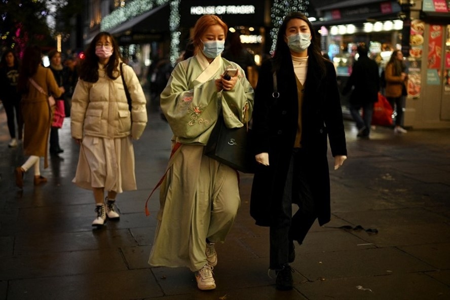 Người dân mua sắm ở London ngày Black Friday trong bối cảnh biến thể Omicron đã lây lan tới Anh. Ảnh: AFP