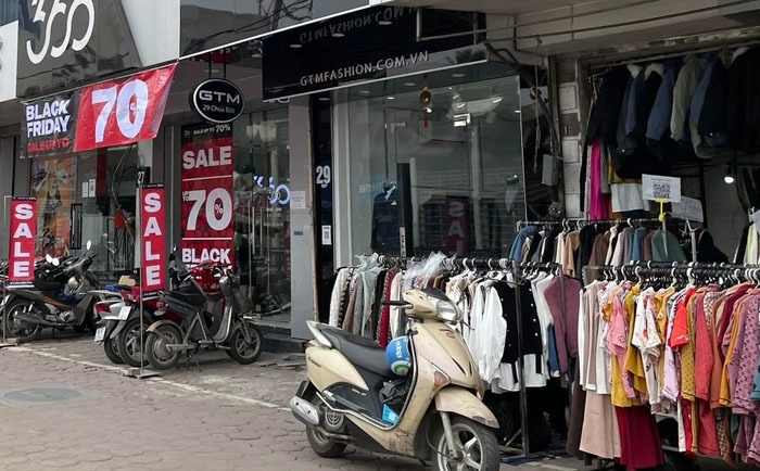 hanoi fashion outlets remain quiet despite black friday super sale picture 5