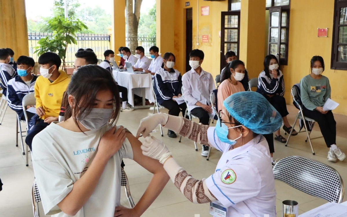 Lực lượng y tế của Trung tâm Y tế huyện Yên Phong thực hiện tiêm vaccine phòng Covid-19 cho học sinh.