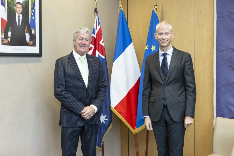 Bộ trưởng Thương mại New Zealand Damien O'Connor chụp ảnh với Bộ trưởng Thương mại Pháp Franck Riester trong chuyến thăm Châu Âu vào tháng 10/2021. Nguồn Twitter Damien O'Connor