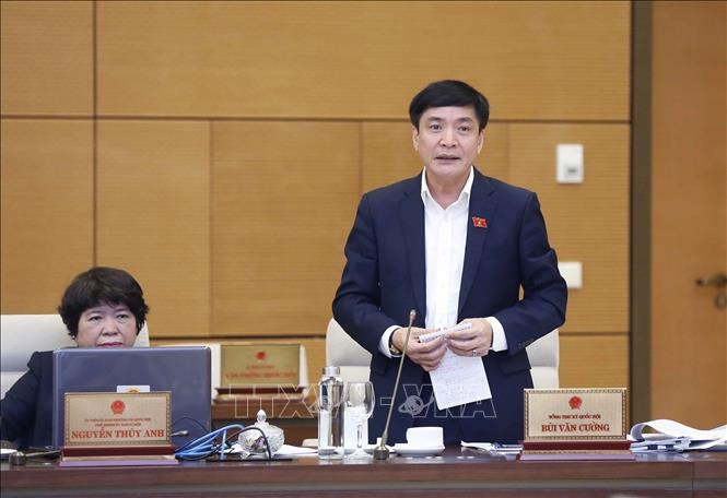 Bui Van Cuong, NA Secretary General and NA Office Chairman presents a plan to convene an extraordination meeting of the legislature at the ongoing NA Standing Committee session in Hanoi on November 22. (Photo: VNA)
