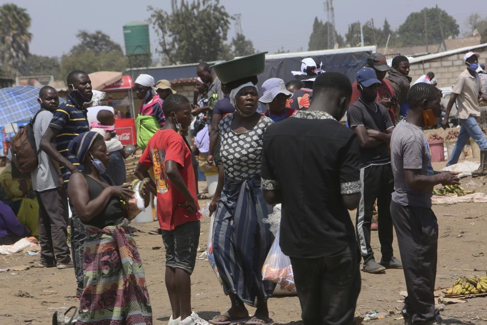 Người dân trong khu chợ đông đúc ở ngoại ô thủ đô Harare, Zimbabwe. Ảnh: AP 