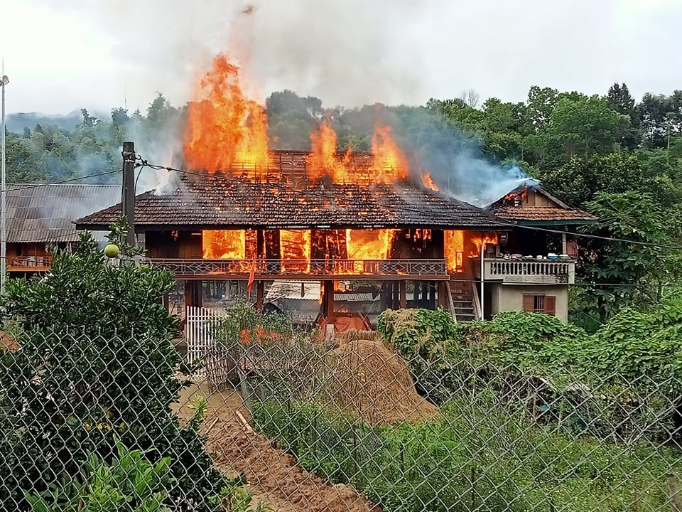 Đốt lửa sưởi ấm làm 5 căn nhà bị cháy rụi