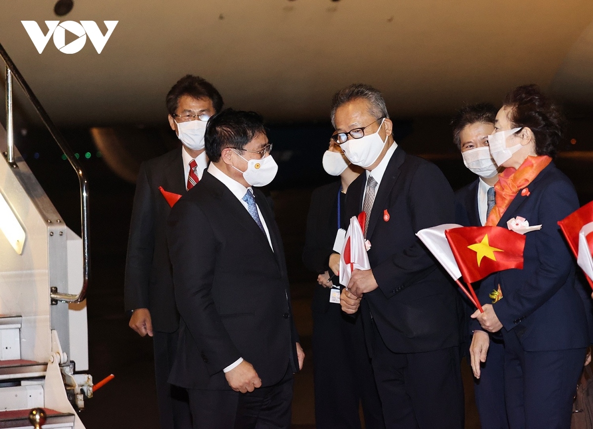  Japanese Government representatives welcome Prime Minister Pham Minh Chinh at Haneda airport.