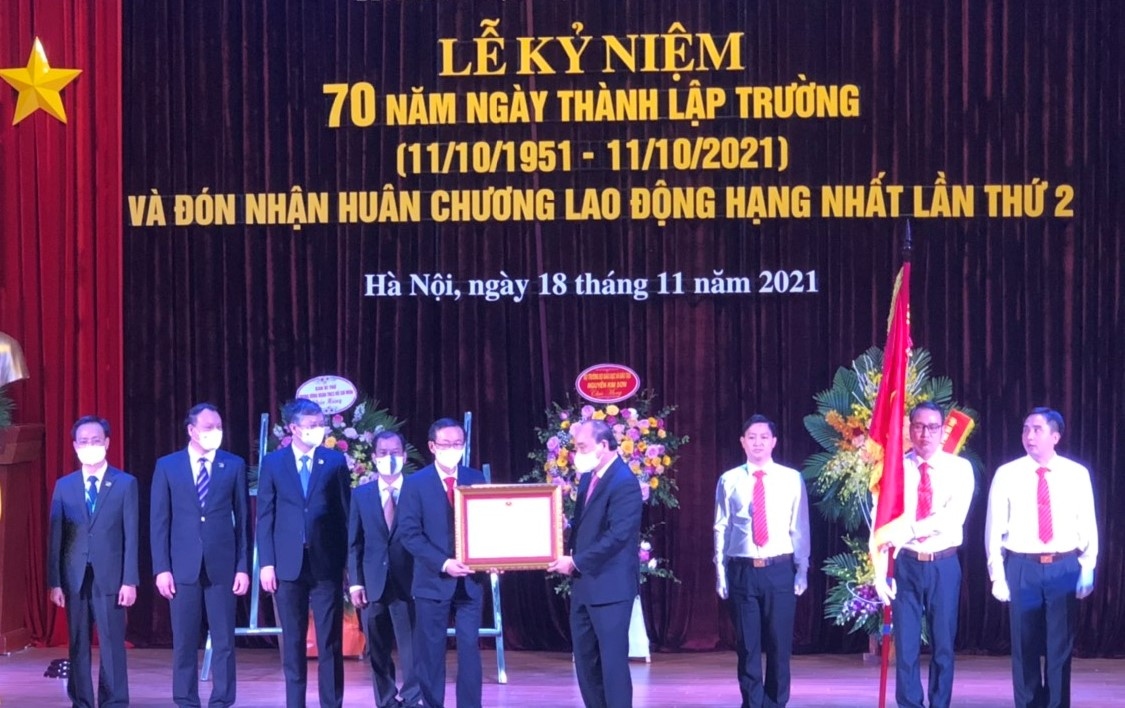 Chủ tịch nước Nguyễn Xuân Phúc trao Huân chương Lao động hạng Nhất cho Trường Đại học sư phạm Hà Nội.
