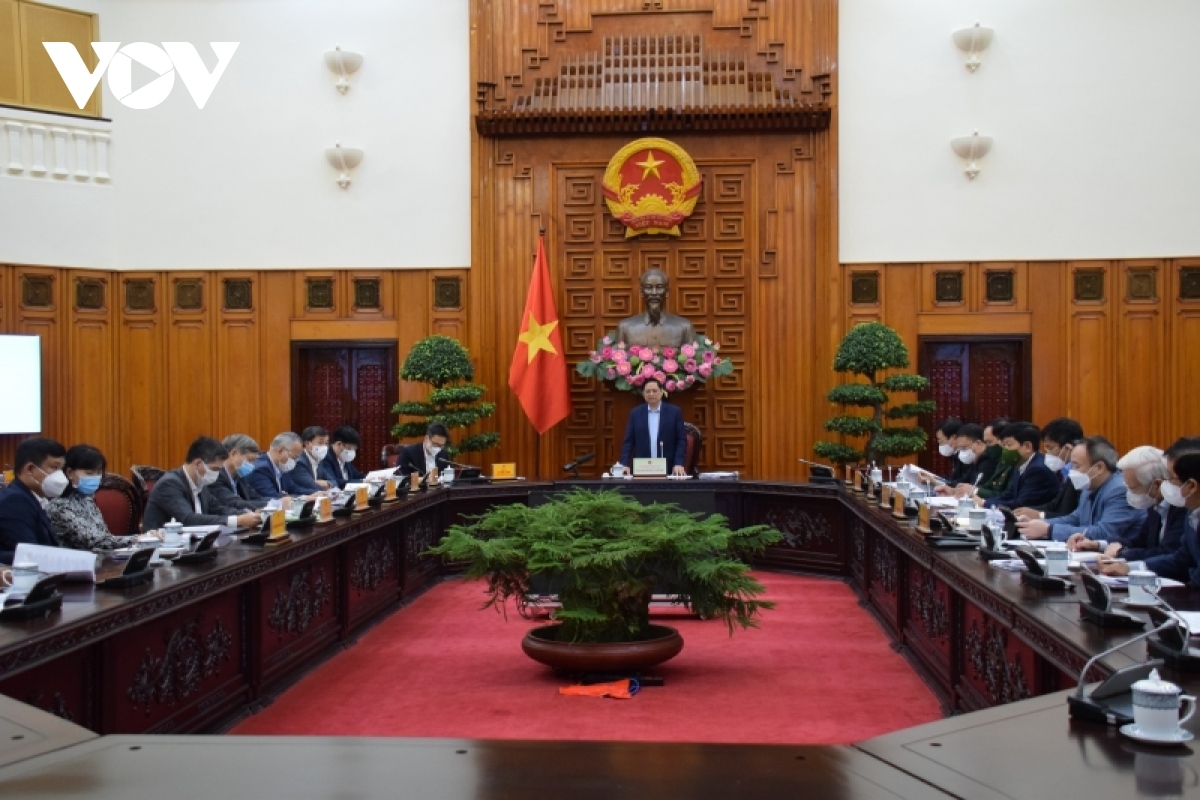 PM Pham Minh Chinh chairs a meeting on November 27 with ministries and agencies to promote research and technology transfer for domestic production of COVID-19 vaccines and treatment drugs.