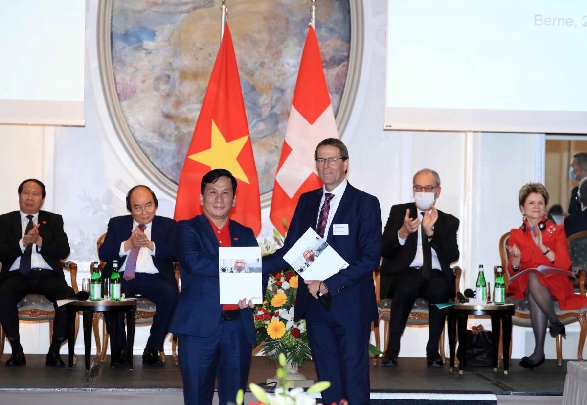 president phuc witnesses signing of co-operation agreements with switzerland picture 1