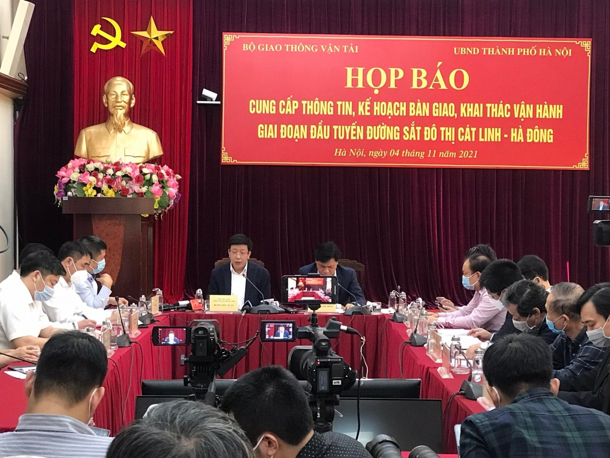 Thứ trưởng Bộ GTVT Nguyễn Ngọc Đông và Phó Chủ tịch UBND TP hà Nội Dương Đức Tuấn trả lời các câu hỏi của báo chí.