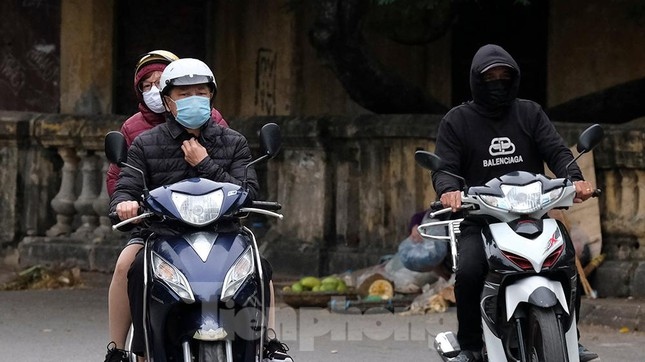 hanoians bundle up amid first bitter cold spell picture 1