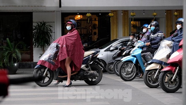 hanoians bundle up amid first bitter cold spell picture 2