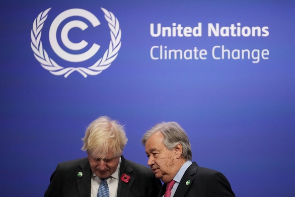 Thủ tướng Anh Boris Johnson (trái) và Tổng thư ký Liên Hợp Quốc Antonio Guterres tại COP26 ở Glasgow, Scotland, Vương quốc Anh ngày 1/11. Ảnh: Reuters.