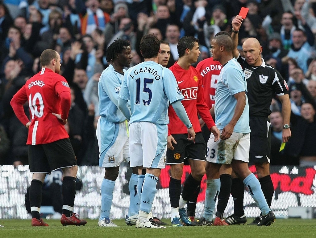 Ronaldo nhận thẻ đỏ ở derby Manchester cách đây 13 năm. (Ảnh: Getty). 