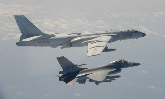 Tiêm kích F-16 của Đài Loan (dưới) bay cạnh một oanh tạc cơ H-6 của Trung Quốc trong vùng nhận dạng phòng không Đài Loan hồi tháng 2/2021. Ảnh: AFP.