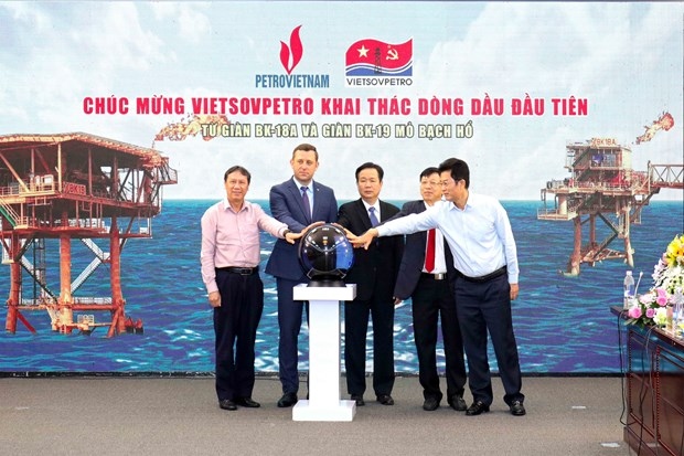 vietsovpetro welcomes first oil flow from bk-18a and bk-19 oil rigs picture 1