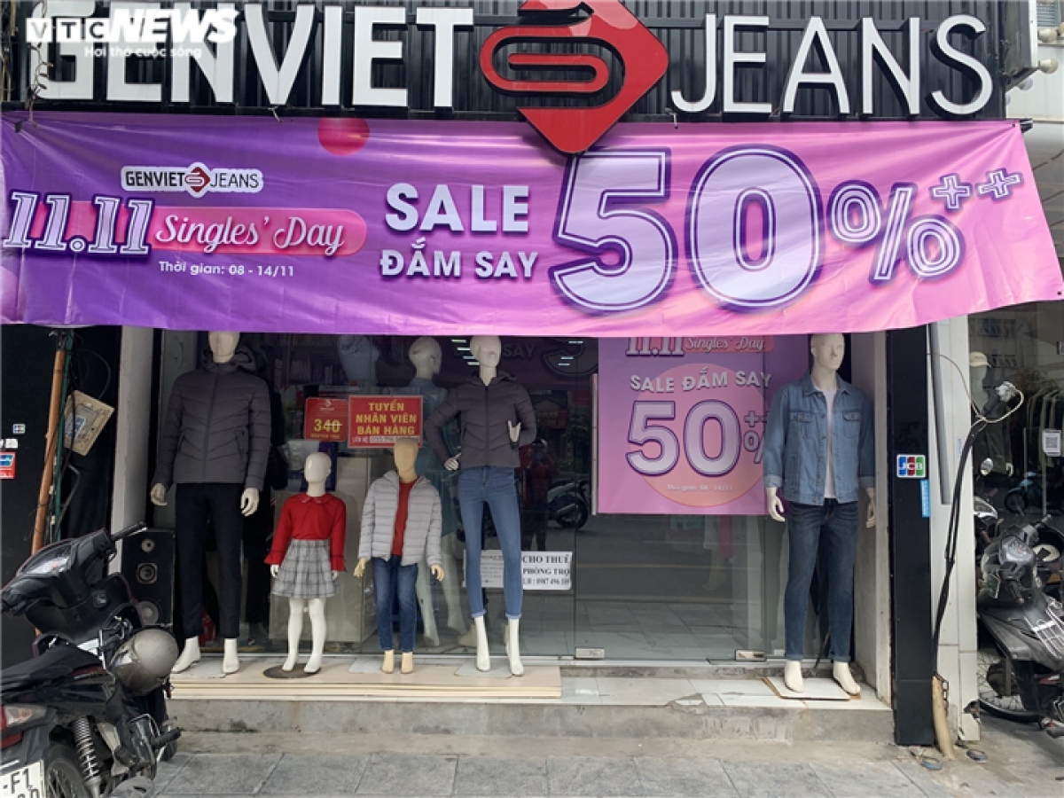 A Genviet fashion store on Nguyen Trai road offers 30% to 70% discounts on Singles’ Day, although it fails to attract customers.
