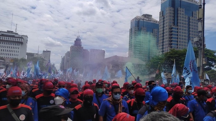 Người biểu tình từ Liên đoàn lao động Indonesia đốt pháo sáng (Nguồn: Tvonenews)