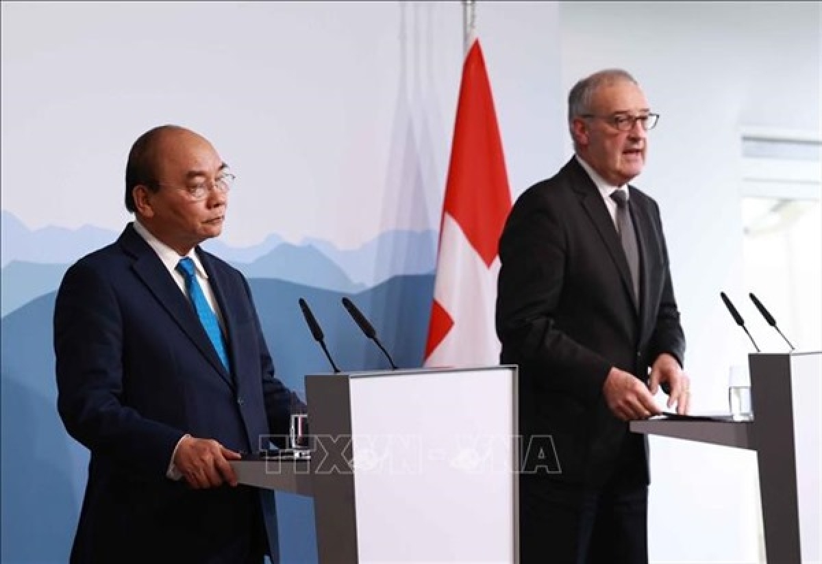 President Phuc and his Swiss counterpart President Parmelin co-chair a Vietnam - Switzerland Business Forum in Bern (Photo:VNA)