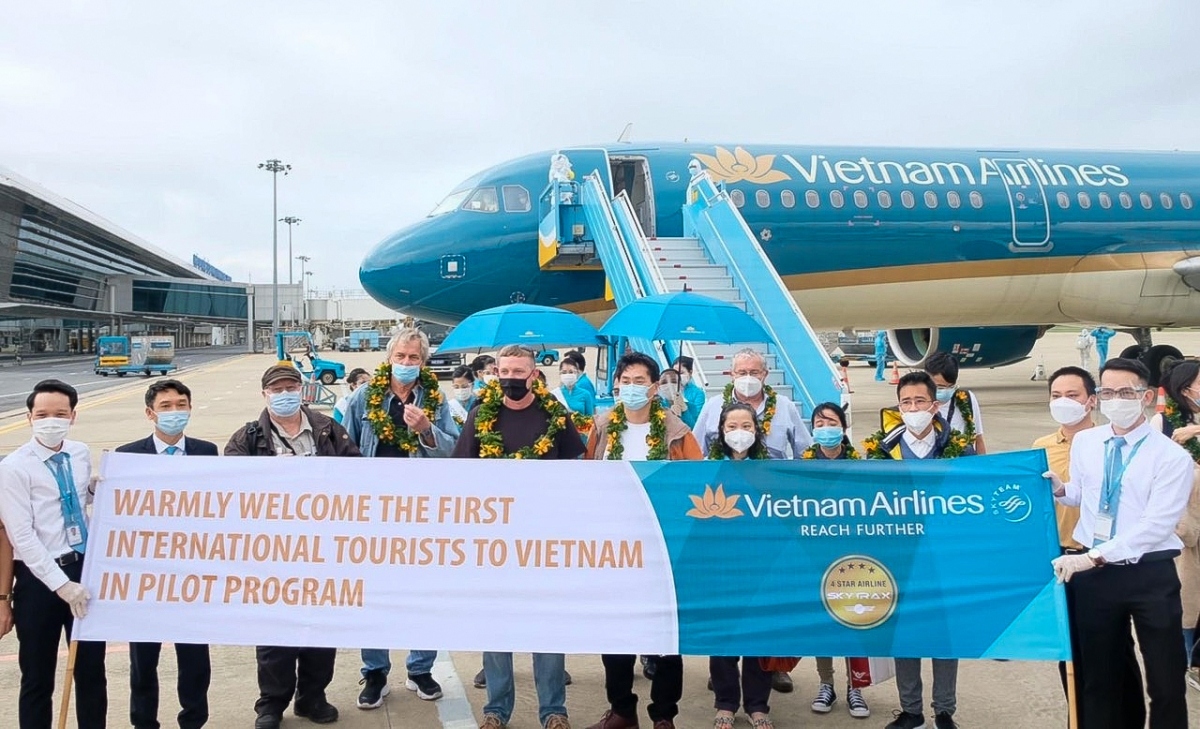 first international tourists arrive in vietnam after months of sky closure picture 1