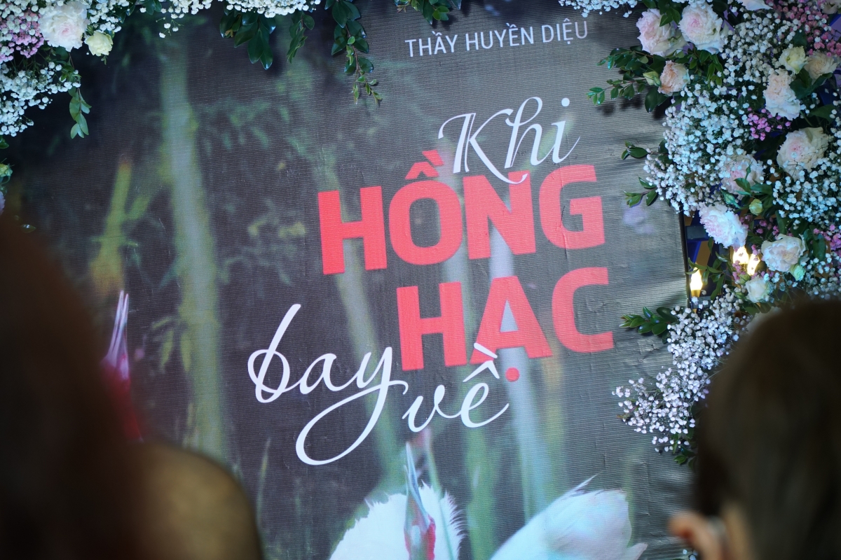 Tái bản sách “Khi hồng hạc bay về”