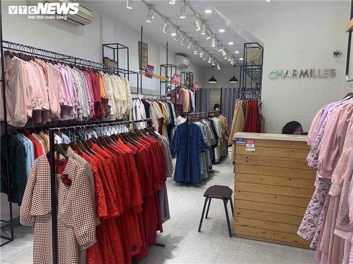 fashion outlets, trading centres remain doom and gloom in hanoi picture 2 fashion outlets, trading centres remain doom and gloom in hanoi picture 2