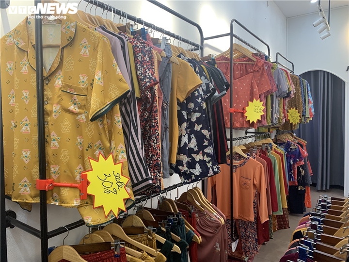 fashion outlets, trading centres remain doom and gloom in hanoi picture 6 fashion outlets, trading centres remain doom and gloom in hanoi picture 6
