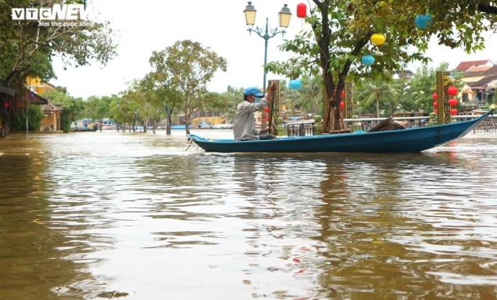 floods leave central region deep under water picture 12