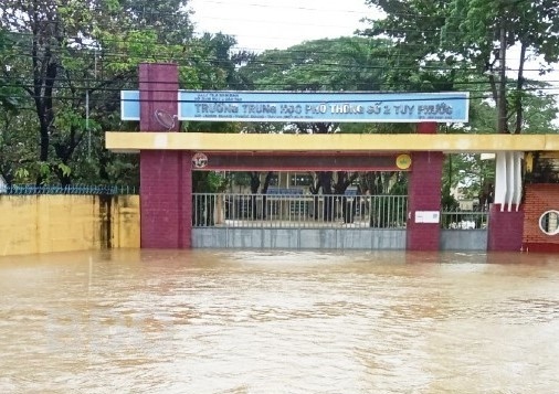 The administration of Binh Dinh province allows over 66,000 students to stay off school in order to avoid the flood water.