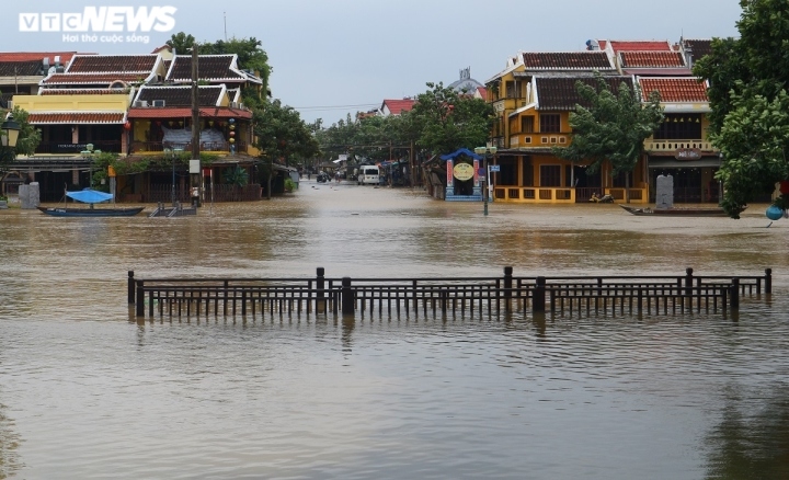 floods leave central region deep under water picture 7