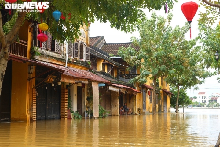 floods leave central region deep under water picture 9