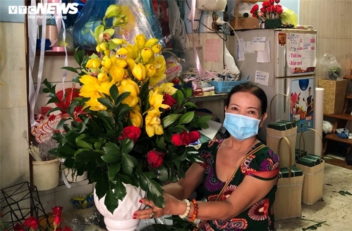 covid-19 deals heavy blow to hcm city s flower trading on teachers day picture 10 covid-19 deals heavy blow to hcm city s flower trading on teachers day picture 10