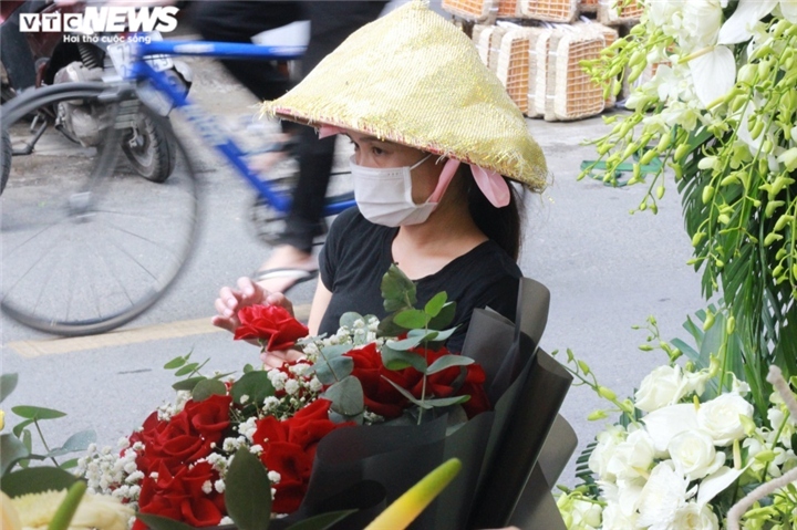 covid-19 deals heavy blow to hcm city s flower trading on teachers day picture 5