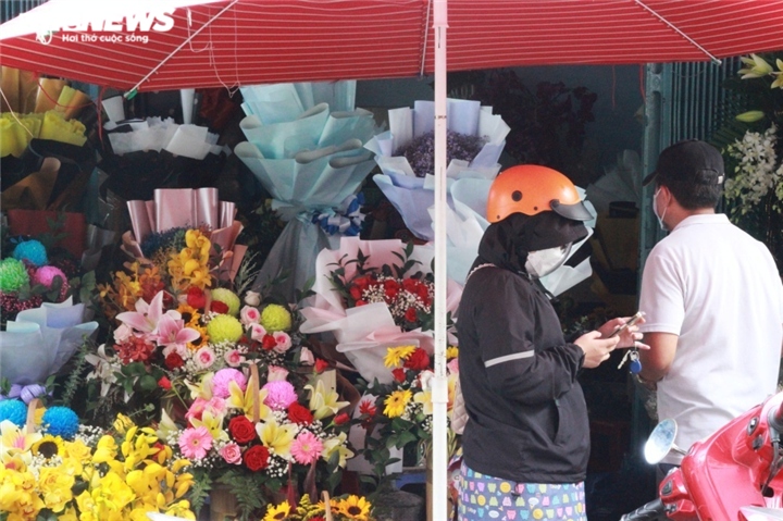 covid-19 deals heavy blow to hcm city s flower trading on teachers day picture 6