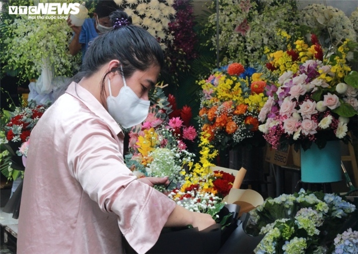 covid-19 deals heavy blow to hcm city s flower trading on teachers day picture 8