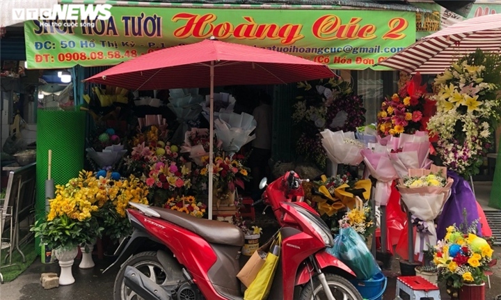 covid-19 deals heavy blow to hcm city s flower trading on teachers day picture 9