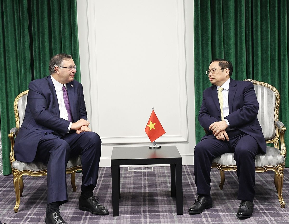 pm chinh meets leaders of major french groups picture 1