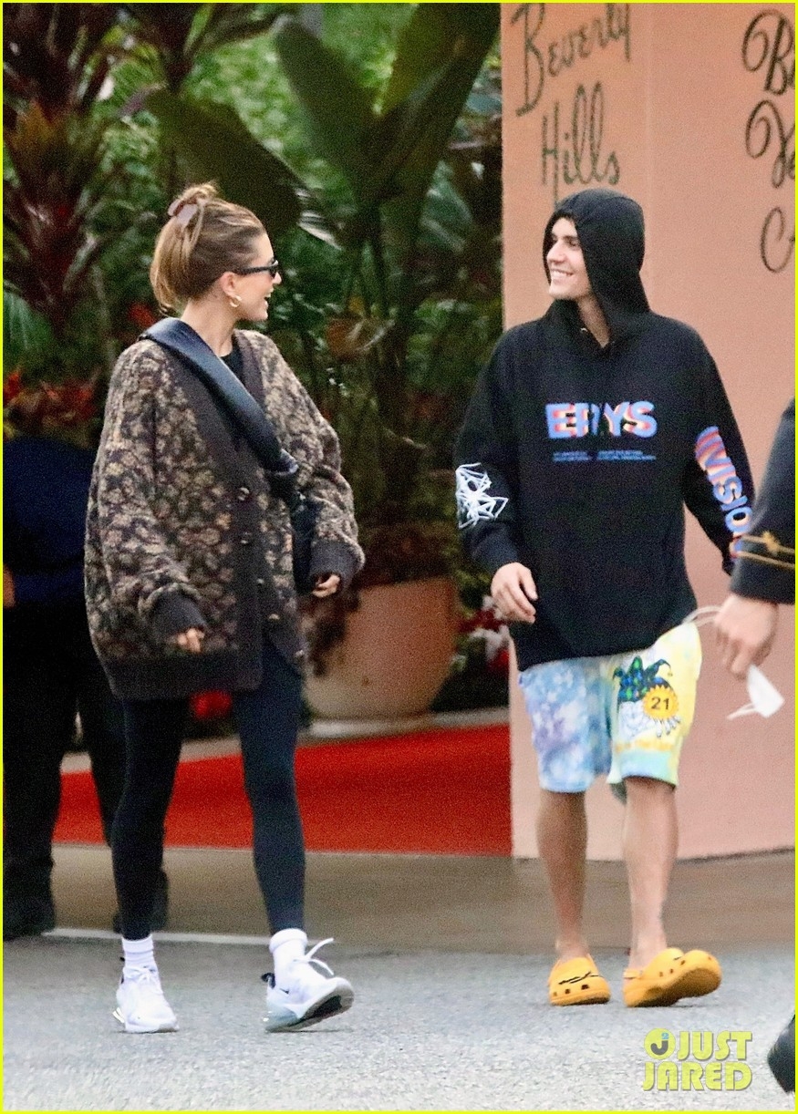 vo chong justin bieber - hailey baldwin vui ve di dao pho hinh anh 1