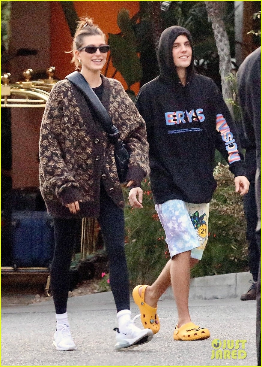 vo chong justin bieber - hailey baldwin vui ve di dao pho hinh anh 5