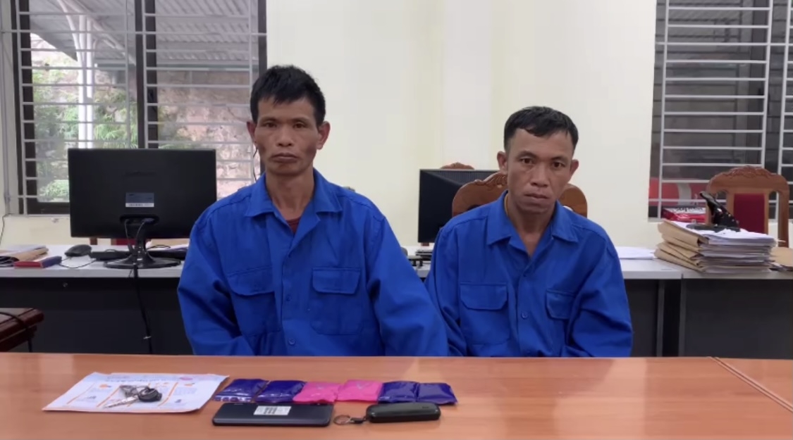 Hai đối tượng Xiên và Phú cùng tang vật tại cơ quan Công an.