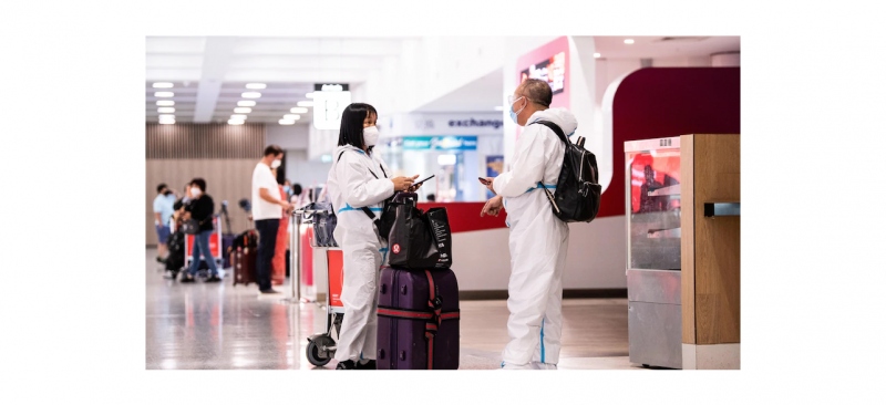 Hành khách mặc bộ đồ bảo hộ khi nhập cảnh vào sân bay Sydney. Nguồn: AAP.