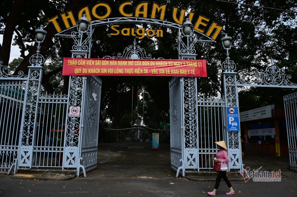 crowds descend on saigon zoo on reopening day picture 1