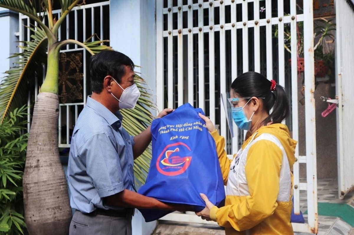 Tặng quà cho người dân khó khăn bị ảnh hưởng bởi dịch Covid-19. Ảnh: N.T.C