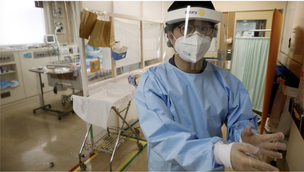 Bác sĩ tại một bệnh viện ở Yokohama. Ảnh: Reuters