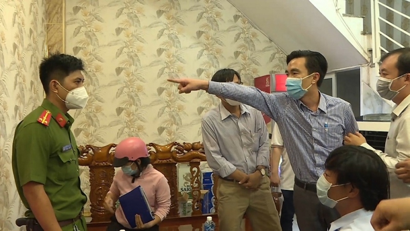 Hình ảnh người đàn ông chỉ tay về chiến sĩ công an đang làm nhiệm vụ làm xôn xao dư luận. (Ảnh: V.T)