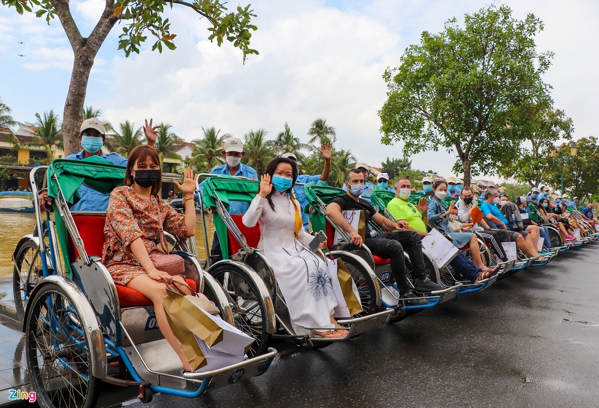 foreign visitors eager to discover hoi an after two years of closures picture 3