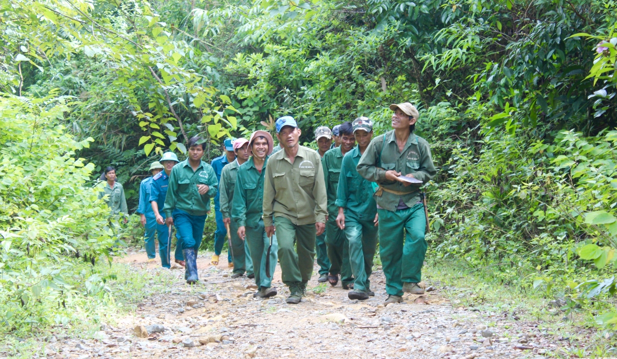 Người dân phối hợp với cán bộ bảo vệ rừng thực hiện tuần tra, bảo vệ rừng thường xuyên.