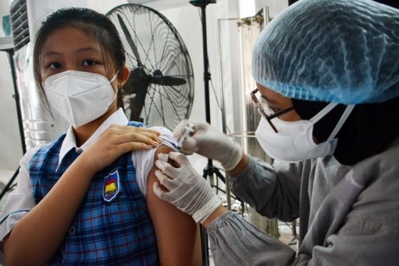 Trẻ em Indonesia từ 12-17 tuổi đã được tiêm vaccine Covid-19 (Nguồn: Jawapos)