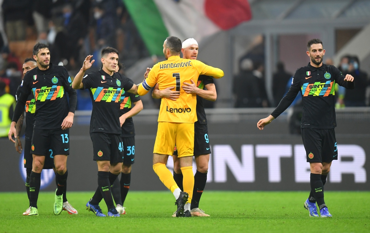 Các cầu thủ Inter Milan ăn mừng chiến thắng trước Napoli. (Ảnh: Reuters). 