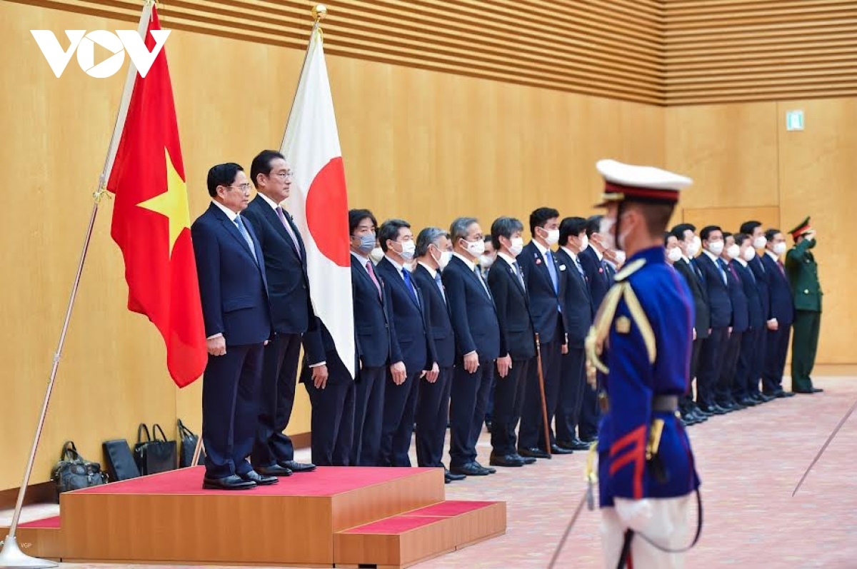 PM Chinh is warmly welcomed by PM Kishida at a ceremony held in Tokyo on November 24.